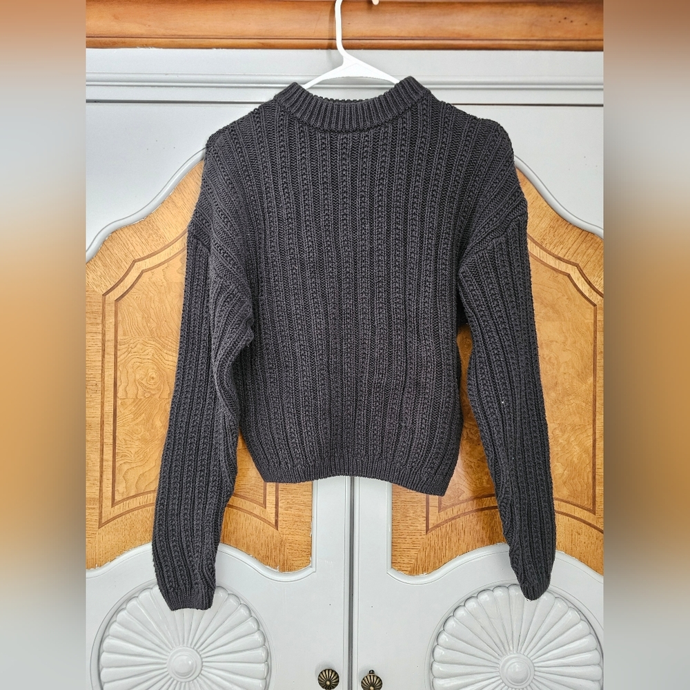 Semi cropped sweater